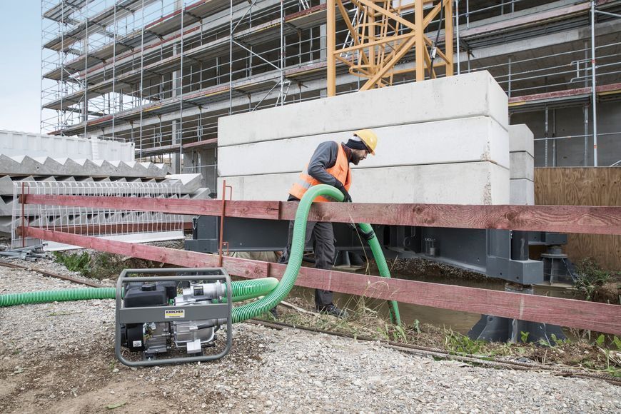 Мотопомпа бензиновая Karcher WWP 45 для грязной воды, 45м3/ч (750л/мин), 6.9 л.с., 166 см/куб, 36кг 1.042-210.0 фото