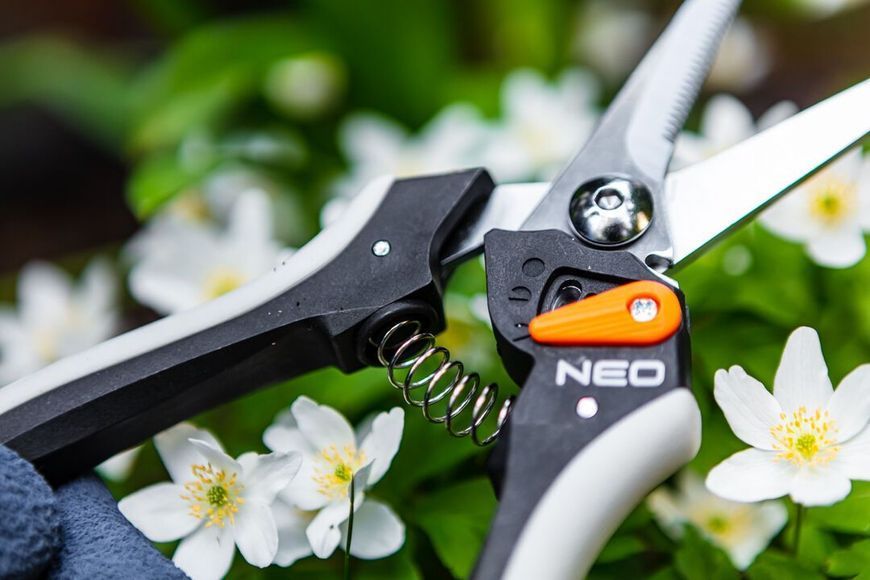 Секатор площинний Neo Tools, d різу 6мм, 210мм, 184г 15-208 фото
