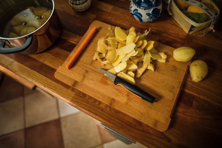 Кухонный нож для овощей изогнутый Fiskars Functional Form, 6,8см 1057545 фото