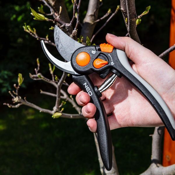 Секатор плоскостной Neo Tools, d реза 18мм, 200мм, 248г 15-202 фото