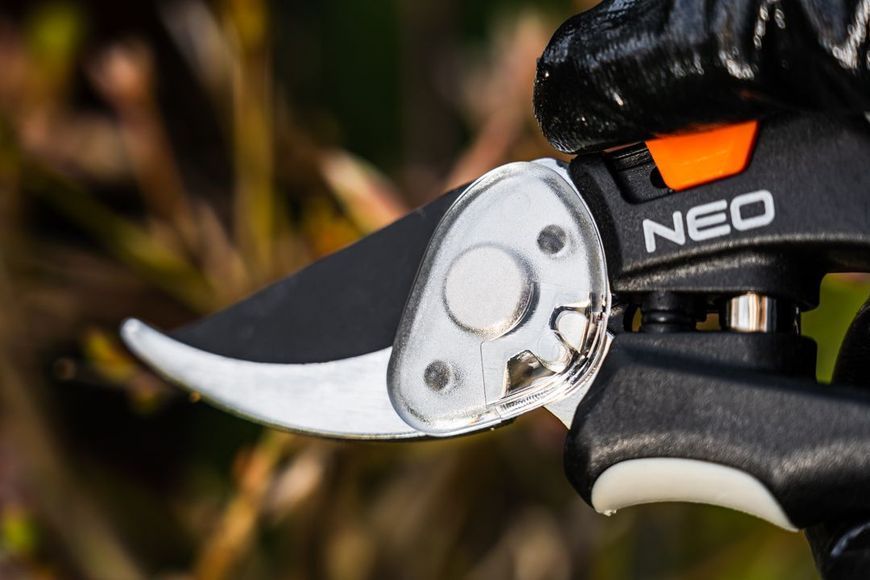 Секатор плоскостной Neo Tools, d реза 18мм, 200мм, 206г 15-204 фото