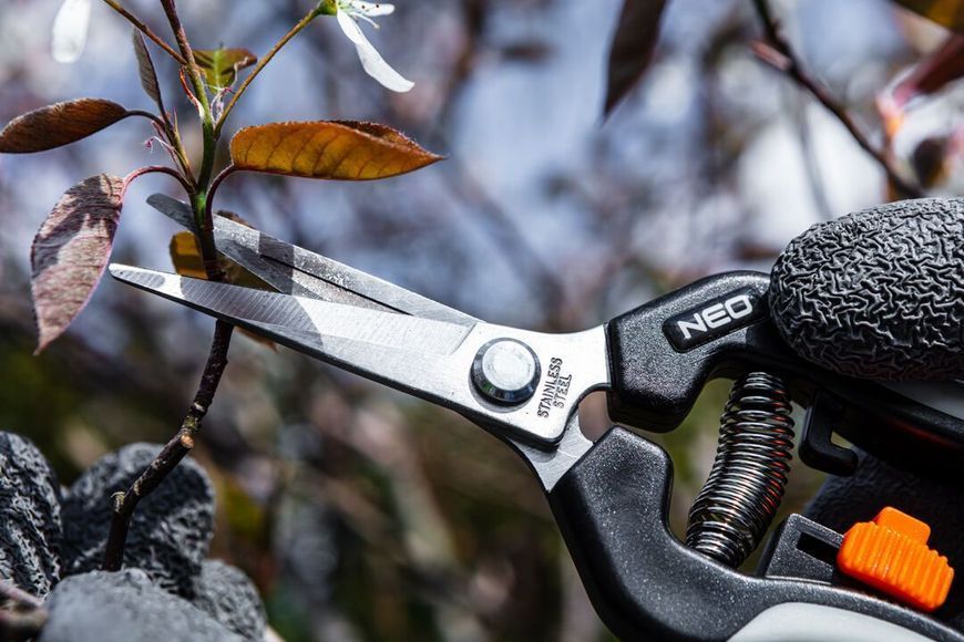 Секатор плоскостной Neo Tools, d реза 18мм, 200мм, 120г 15-207 фото