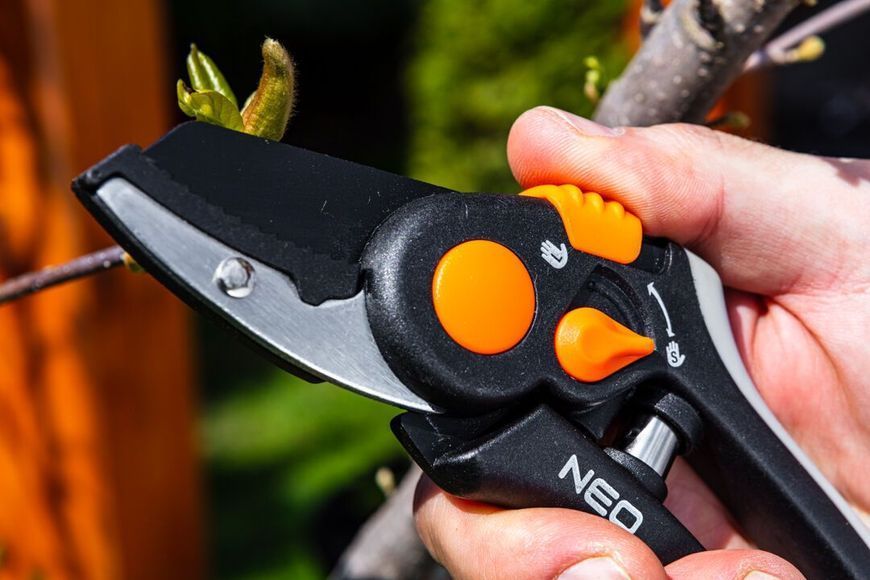 Секатор контактный Neo Tools, d реза 18мм, 200мм, 240г 15-203 фото