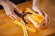 Овочечистка горизонтальна Fiskars Functional Form, з рухомим лезом, 23см, нержавіюча сталь, пластик, чорний 1016122 фото 2