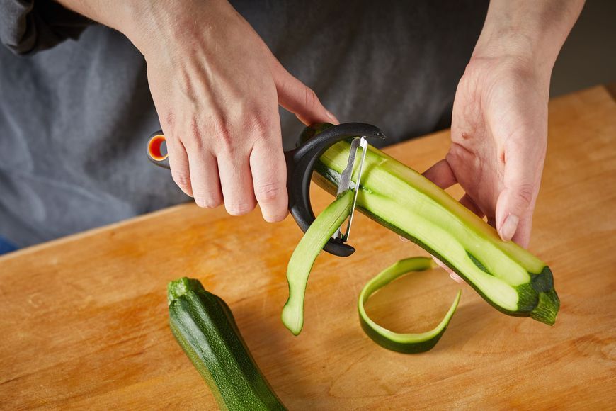 Овочечистка горизонтальна Fiskars Functional Form, з рухомим лезом, 23см, нержавіюча сталь, пластик, чорний 1016122 фото