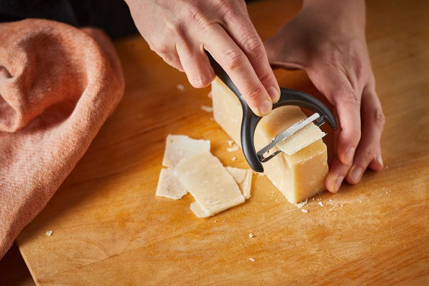 Овочечистка горизонтальна Fiskars Functional Form, з рухомим лезом, 23см, нержавіюча сталь, пластик, чорний 1016122 фото