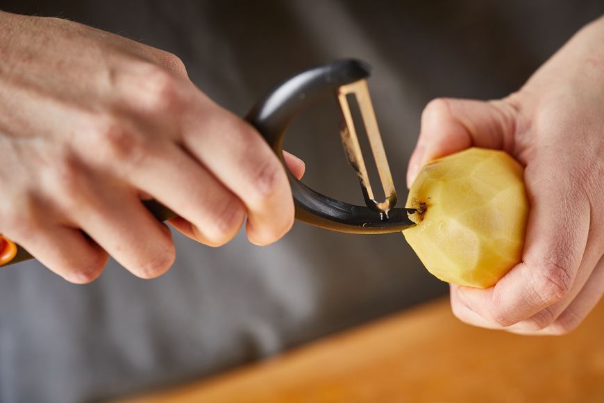 Овочечистка горизонтальна Fiskars Functional Form, з рухомим лезом, 23см, нержавіюча сталь, пластик, чорний 1016122 фото