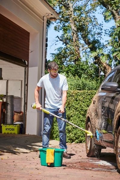 Щетка телескопическая Ryobi R18TPS-0, аккумуляторная ONE+ 18В, щетка 15см, 210об/мин, длина ручки 1-1.4м, IPX7, 2.1кг (без АКБ и ЗУ) 5133004847 фото