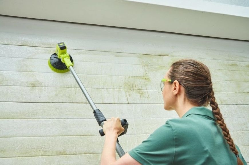 Щетка телескопическая Ryobi R18TPS-0, аккумуляторная ONE+ 18В, щетка 15см, 210об/мин, длина ручки 1-1.4м, IPX7, 2.1кг (без АКБ и ЗУ) 5133004847 фото